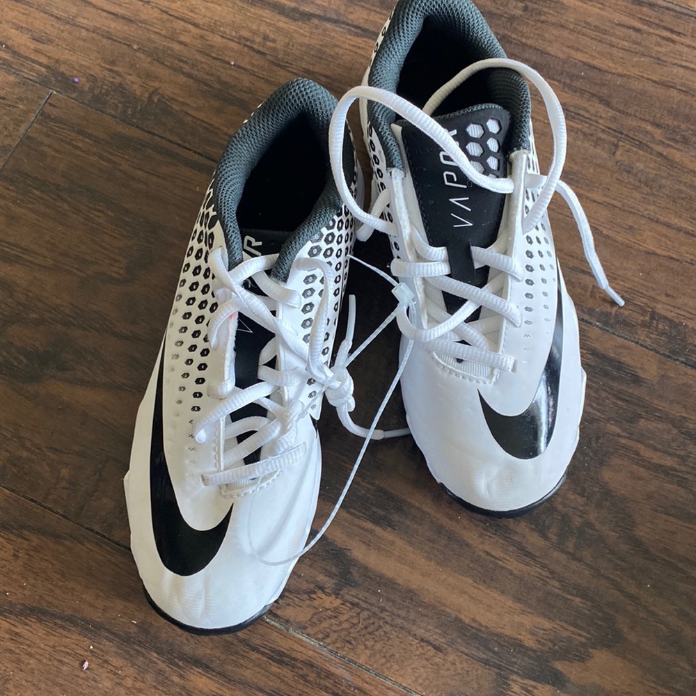 I am selling a brand-new pair of Nike vapor 3Y kids cleats. Never worn